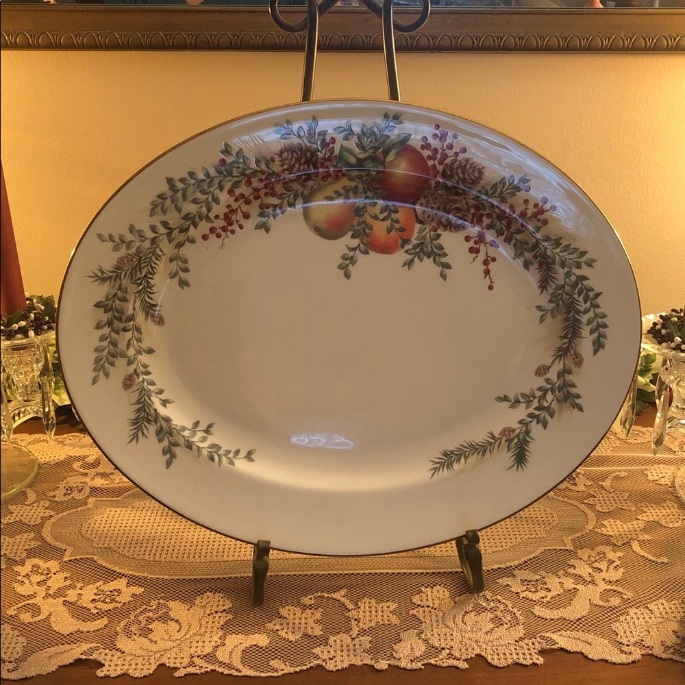 Lenox Williamsburg Festive Platter with Green and Red Design
